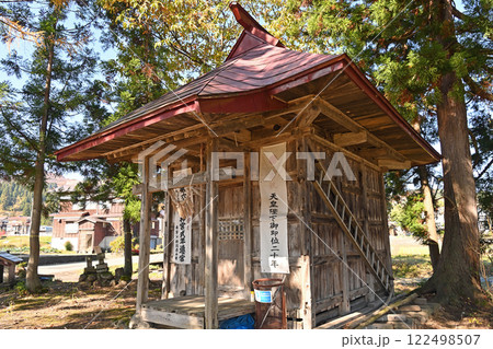 山間部の里山にある神社 山間部の里山にある神社 122498507