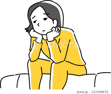 ソファに座って悩む女性 ソファに座って悩む女性 122498670