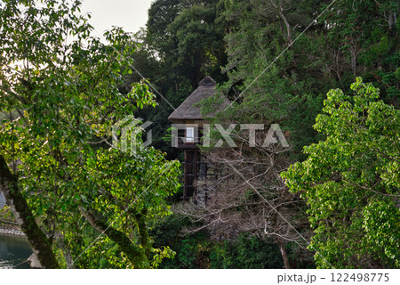 臥龍淵を眼下に見る崖の上に建てられた不老庵 122498775