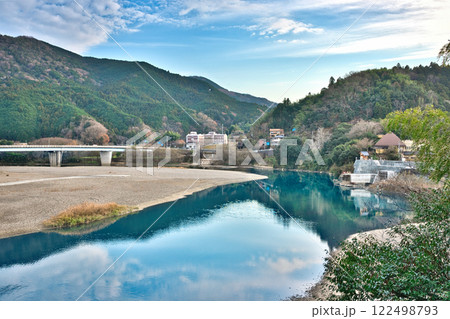 臥龍山荘の不老庵から眺める景色 122498793