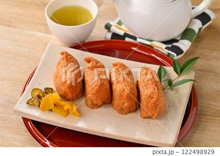 昔ながらの和風な軽食、いなり寿司、いなりずし、稲荷寿司、稲荷ずし 昔ながらの和風な軽食、いなり寿司、いなりずし、稲荷寿司、稲荷ずし 122498929