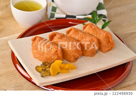 昔ながらの和風な軽食、いなり寿司、いなりずし、稲荷寿司、稲荷ずし 122498930