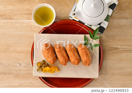 昔ながらの和風な軽食、いなり寿司、いなりずし、稲荷寿司、稲荷ずし 昔ながらの和風な軽食、いなり寿司、いなりずし、稲荷寿司、稲荷ずし 122498933