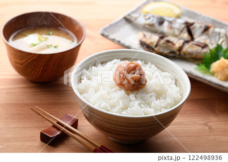 ご飯にのせた梅干し 紀州南高梅 ( はちみつ梅 ) ご飯にのせた梅干し 紀州南高梅 ( はちみつ梅 ) 122498936