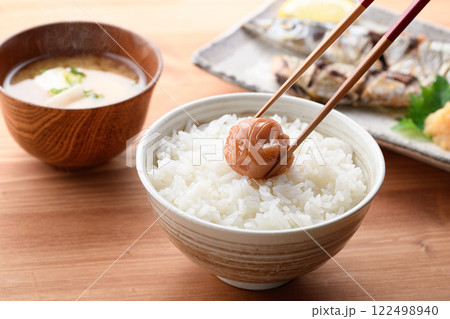 ご飯にのせた梅干し 紀州南高梅 （ はちみつ梅 ） 122498940