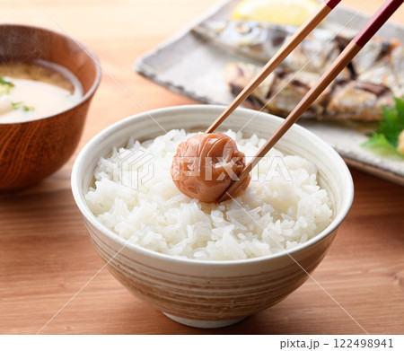 ご飯にのせた梅干し 紀州南高梅 （ はちみつ梅 ） 122498941