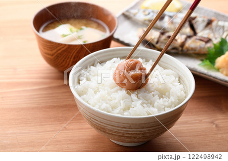 ご飯にのせた梅干し 紀州南高梅 ( はちみつ梅 ) ご飯にのせた梅干し 紀州南高梅 ( はちみつ梅 ) 122498942