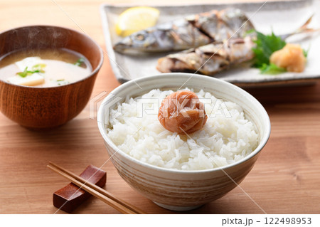ご飯にのせた梅干し 紀州南高梅 （ はちみつ梅 ） 122498953
