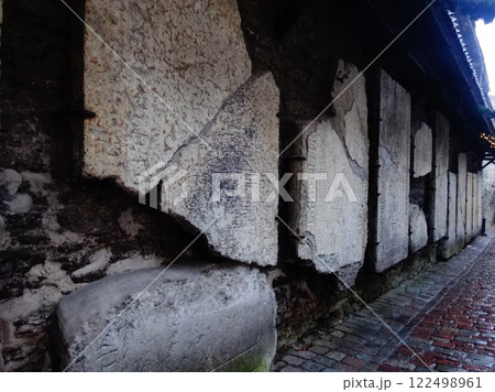 【エストニア】冬の聖カタリーナ通りの景色（タリン） 122498961