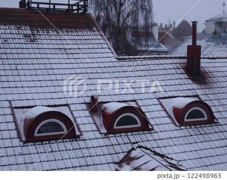 【エストニア】雪が積もった赤い屋根(タリン) 【エストニア】雪が積もった赤い屋根(タリン) 122498963