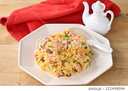 具材は、チャーシュー・蒲鉾・ネギ・卵の王道チャーハン、炒飯。 具材は、チャーシュー・蒲鉾・ネギ・卵の王道チャーハン、炒飯。 122499094