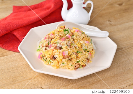 具材は、チャーシュー・蒲鉾・ネギ・卵の王道チャーハン、炒飯。 具材は、チャーシュー・蒲鉾・ネギ・卵の王道チャーハン、炒飯。 122499100
