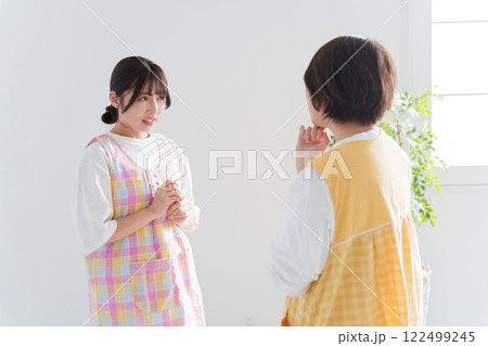 ベテラン保育士に怒られる新人 122499245