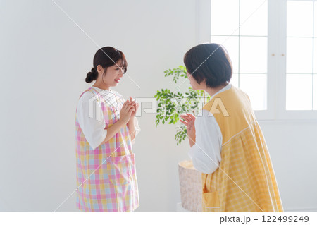 ベテラン保育士に怒られる新人 ベテラン保育士に怒られる新人 122499249