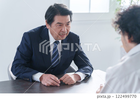 怒るビジネスマンと男性 怒るビジネスマンと男性 122499770