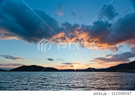 内海湾で見た穏やかな夕焼け 122500587