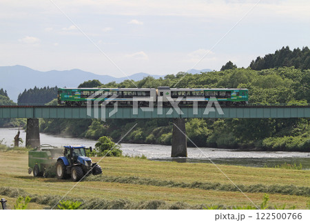 釜石線を行くびゅうコースター風っこ　風っこ　ジョイフルトレイン 122500766