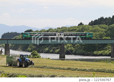 釜石線を行くびゅうコースター風っこ　風っこ　ジョイフルトレイン 122500767