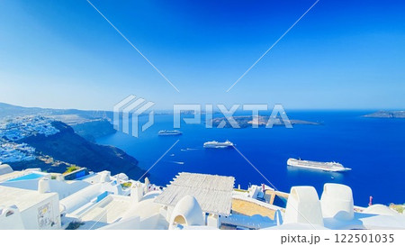 鮮やかなサントリーニ島とエーゲ海 122501035