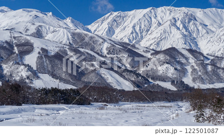 長野県白馬村　スキー場と北アルプス　遠景 122501087