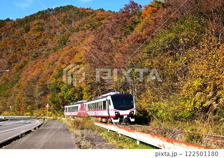 秋の釜石線（銀河ドリームライン釜石線）観光列車ひなび 122501180