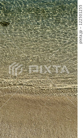 沖縄のビーチ浅瀬の透明な海 綺麗な海 沖縄のビーチ浅瀬の透明な海 綺麗な海 122501255