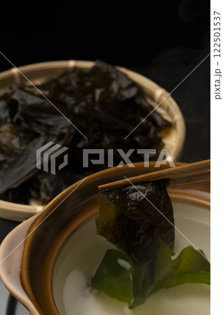 生わかめをしゃぶしゃぶで食べる 箸で生わかめを持ち上げる 生わかめをしゃぶしゃぶで食べる 箸で生わかめを持ち上げる 122501537