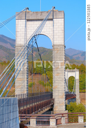 関東・戸川公園・梅と桜、春のお花見が楽しめる公園のランドマーク、風の吊り橋・神奈川県秦野市(2) 122501885