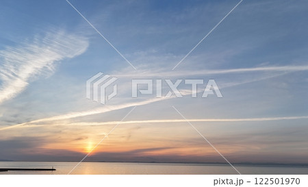 飛行機雲と夕暮れの播磨灘 飛行機雲と夕暮れの播磨灘 122501970