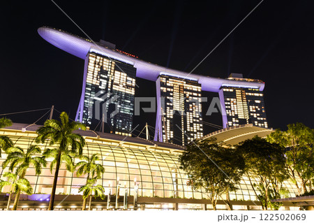 Night view of the Marina Bay Sands, there is an integrated resort fronting Marina Bay in Singapore, including a hotel, exhibition centre, Shopping mall, museum, casino, etc. Night view of the Marina Bay Sands, there is an integrated resort fronting Marina Bay in Singapore, including a hotel, exhibition centre, Shopping mall, museum, casino, etc. 122502069