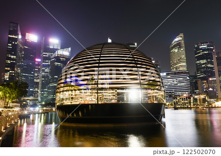 Building view of the Apple Marina Bay Sands, Singapore, it's the first Apple store in the world surrounded by water. 122502070