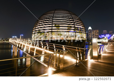 Building view of the Apple Marina Bay Sands, Singapore, it's the first Apple store in the world surrounded by water. Building view of the Apple Marina Bay Sands, Singapore, it's the first Apple store in the world surrounded by water. 122502071