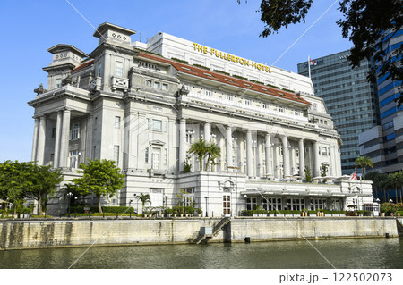 Building view of the Fullerton Hotel in Singapore, a five-star luxury hotel near the mouth of the Singapore River, former General Post Office. 122502073