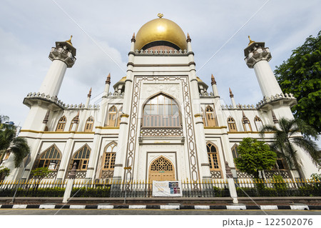 Building view of the Sultan Mosque within the Kampong Glam precinct of the Rochor district in Singapore. Built in 1824 by Sultan Hussein Shah, the first Sultan of Singapore. 122502076