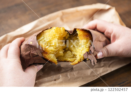 焼きいもを割る 焼きいもを割る 122502457
