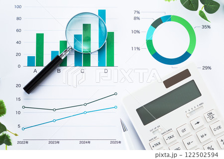 ビジネスグラフとルーペと電卓 122502594