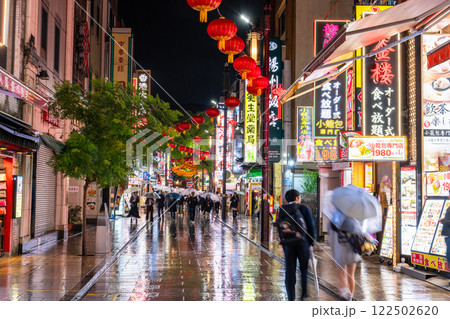 《神奈川県》夜の横浜中華街・路面がキレイな雨の夜景 《神奈川県》夜の横浜中華街・路面がキレイな雨の夜景 122502620