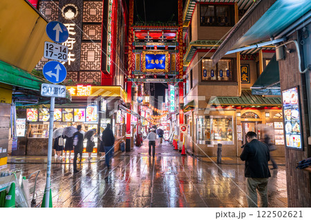 《神奈川県》夜の横浜中華街・路面がキレイな雨の夜景 122502621