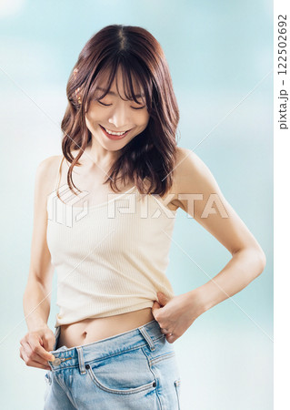 ダイエットに成功して喜ぶ笑顔の女性 122502692