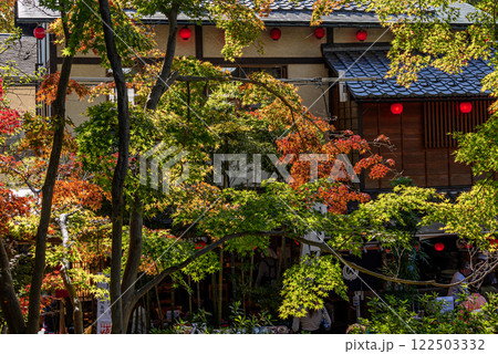 紅葉に包まれた茶店 紅葉に包まれた茶店 122503332