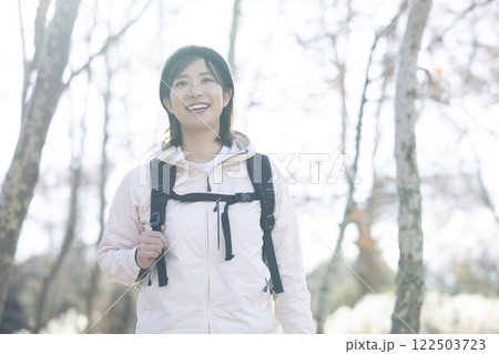 ハイキングを楽しむ女性 122503723