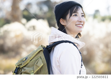 ハイキングを楽しむ女性 122503811