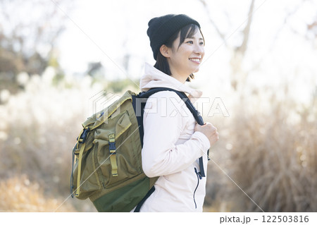 ハイキングを楽しむ女性 122503816