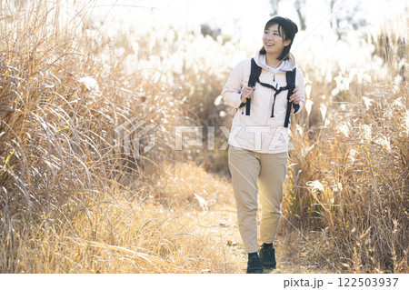 ハイキングを楽しむ女性 122503937