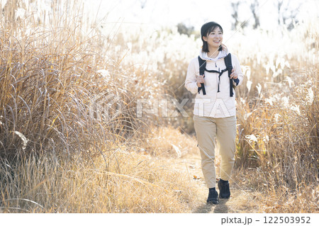 ハイキングを楽しむ女性 ハイキングを楽しむ女性 122503952