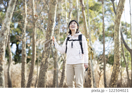 ハイキングを楽しむ女性 122504021