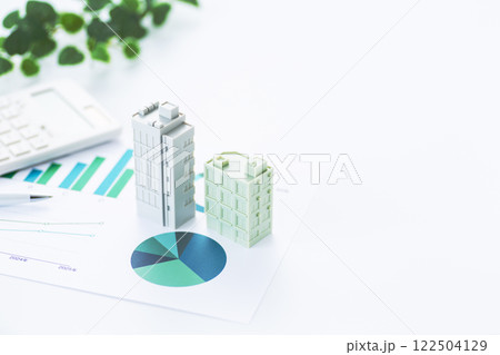 ビジネスグラフと企業ビルと電卓 ビジネスグラフと企業ビルと電卓 122504129