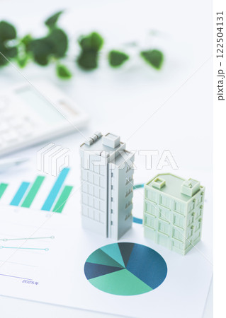 ビジネスグラフと企業ビルと電卓 ビジネスグラフと企業ビルと電卓 122504131