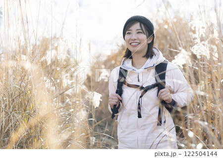 ハイキングを楽しむ女性 122504144