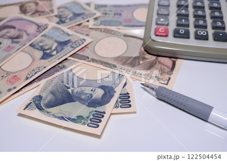 お金と電卓、お札、電卓などに関する記事のサムネイル お金と電卓、お札、電卓などに関する記事のサムネイル 122504454